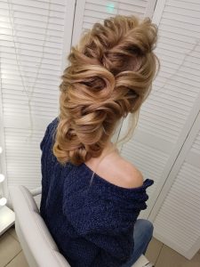 Перукар, колорист, візажист